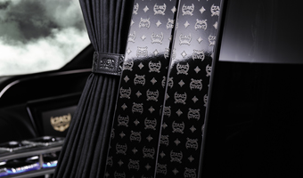 モノグラムロゴステッカー